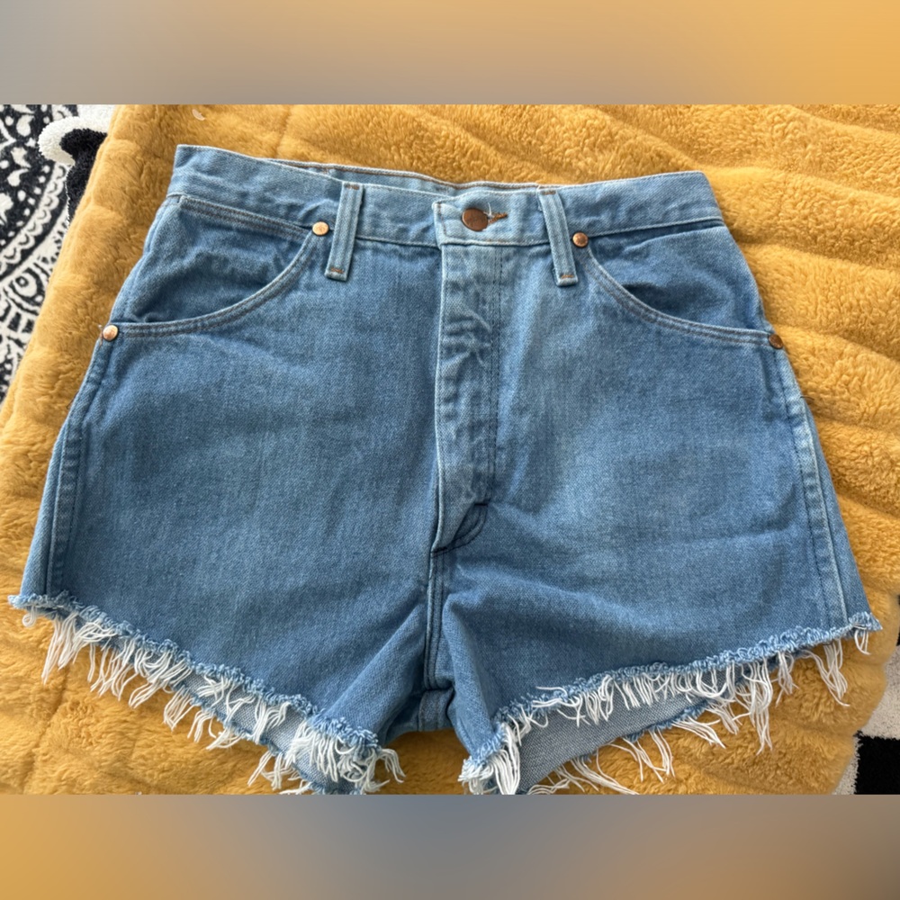 Wrangler size 26 shorts. Super cute vintage look.